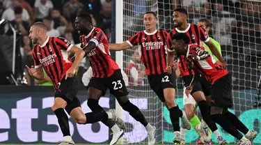 Bek AC Milan, Strahinja Pavlovic (kiri) melakukan selebrasi setelah mencetak gol pertama bagi timnya dalam laga Serie A Italia melawan Lazio di Stadion Olimpico, Roma, 31 Agustus 2024. (Tiziana Fabi/AFP)