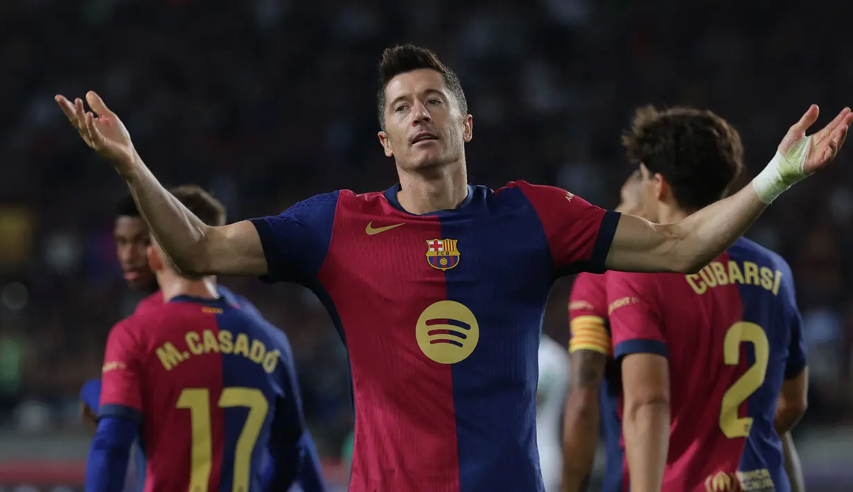 Penyerang Barcelona, Robert Lewandowski melakukan selebrasi usai mencetak gol pertama untuk timnya saat pertandingan Liga Spanyol melawan Getafe CF di Estadi Olimpic Lluis Companys, Barcelona, Rabu 25 September 2024 atau Kamis (26/9/2024) dini hari WIB. (LLUIS GENE/AFP)