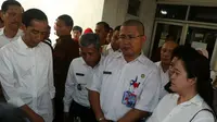 Presiden Jokowi didampingi Menko PMK Puan Maharani, Direktur RSUD Dr Dedi Sumantri (dua kanan) dan Bupati  Ogan Komering Ilir, H Iskandar (dua kiri) usai mengecek fasilitas kesehatan korban asap di RSUD. (Liputan6.com/Taufiqurrahman)
