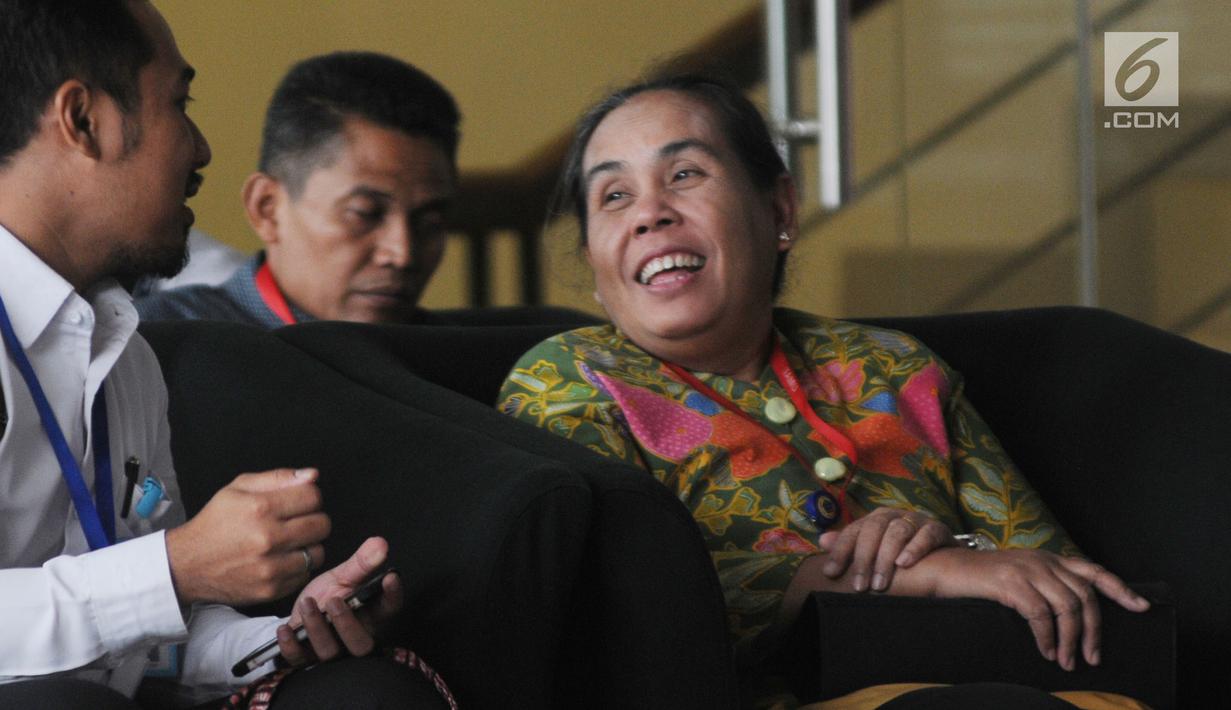 Irjen Kemenkeu Sumiyati menunggu giliran panggilan oleh penyidik di Gedung KPK, Jakarta, Senin (26/8/2019). Sumiyati diperiksa sebagai saksi untuk tersangka selaku PPK Istadi Prahastanto.  (merdeka.com/Dwi Narwoko)