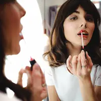 Kelelahan dan kurang tidur akan sangat terihat di wajah, samarkan dengan trik makeup ini saja. (Foto: shutterstock)