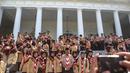 Sejumlah delegasi gerakan Pramuka Indonesia berselfie ria di Halaman Istana Merdeka, Jakarta, Jumat (24/7/2015). 462 kontingen Pramuka Indonesia akan berkiprah di Jambore Dunia ke-23 di Kirarahama, Yamaguchi, Jepang. (Liputan6.com/Faizal Fanani)
