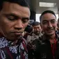 Gubernur Jambi Zumi Zola dikawal pria berseragam batik meninggalkan Gedung KPK seusai menjalani pemeriksa, Jakarta, Jumat (5/1). Zumi hanya memberikan senyuman saat dikerubungi awak media yang mengajukan pertanyaan. (Liputan6.com/Faizal Fanani)