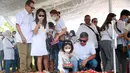 Sebagai salah satu orang yang mengenal dekat sosok Farida, Gisel pun terlihat sangat kehilangan. Ia tak bisa menahan air mata ketika menaburkan bunga di atas pusara Farida. (KapanLagi.com®/Muhammad Akrom Sukarya)