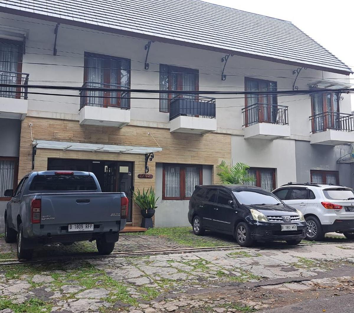 "Iya memang betul itu kosan punya pak Rafael. Kalau mobil yang warna hitam punya penyewa kosan," kata warga kepada merdeka.com, Kamis (1/6).