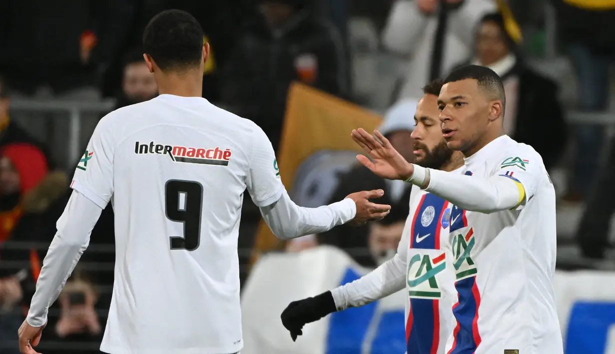 Kylian Mbappe (kanan) merayakan dengan rekan setimnya setelah mencetak gol selama pertandingan babak 32 besar Piala Prancis antara US Pays de Cassel melawan PSG di stadion Bollaert-Delelis di Lens, Prancis pada 23 Januari 2023. Di laga ini Mbappe mencetak lima gol dan melahirkan sebuah sejarah. (AFP/Francois Lo Presti)