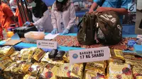 Barang bukti narkotika jenis sabu dihadirkan dalam pemusnahan di Gedung BNN, Jakarta, Rabu (20/9). BNN memusnahkan 17 kg sabu dan 134 kg sabu dari dua kasus yang berhasil diungkap. (Liputan6.com/Faizal Fanani)