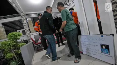 Jenazah Kapus Data Informasi dan Humas BNPB Sutopo Purwo Nugroho dibawa menuju ambulans untuk diberangkatkan ke Bandara Soekarno-Hatta usai disemayamkan di rumah duka Raffles Hils, Cimanggis, Depok, Senin (7/7/2019). Sutopo akan dikebumikan di Boyolali. (Liputan6.com/Herman Zakharia)