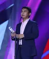 Ditengah kesibukannya sebagai komika, sutradara, pemain film dan penulis, Raditya Dika masih menyempatkan untuk berbagi kreasinya. Melalui media sosial namanya semakin populer. (Nurwahyunan/Bintang.com)