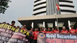 Dukungan bagi penyidik senior KPK, Novel Baswedan terus berdatangan dan meminta aparat kepolisian untuk membongkar dalang dari balik penyerangan tersebut di Gedung Dwi Warna KPK, Jakarta, Senin (17/4). (Liputan6.com/Helmi Afandi)  