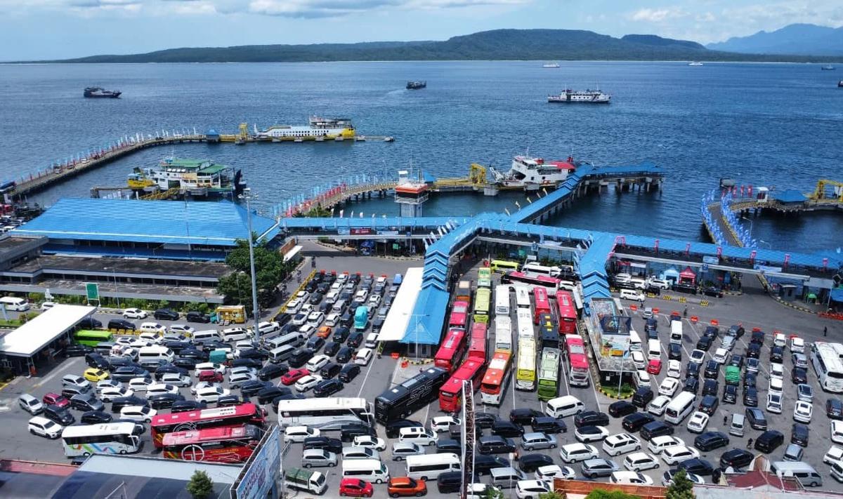 FOTO: Pengamanan Laut Diperketat Saat  Arus Mudik Lebaran di Selat Bali