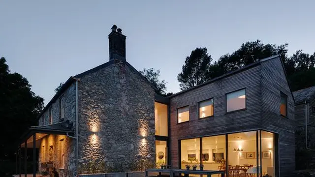 Desain Rumah Klasik dengan Detail Batu Alam