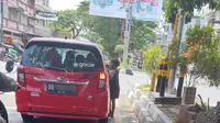 Anak di bawah umur mengemis di jalanan Kota Makassar (Liputan6.com/Fauzan)