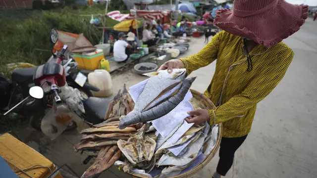 Pedagang Ikan di Trotoar Kamboja