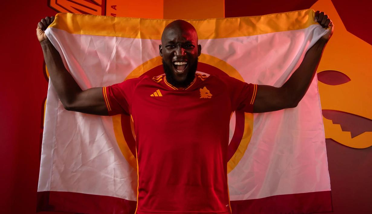 Romelu Lukaku menjadi pemain terbaru Chelsea yang hijrah ke AS Roma pada awal musim 2023/2024 dengan status pinjaman selama semusim. Musim lalu pun Chelsea yang mendatangkannya pada 2021/2022 yang menjadi periode keduanya di Stamford Bridge, juga sempat meminjamkannya ke Inter Milan. (asroma.com)