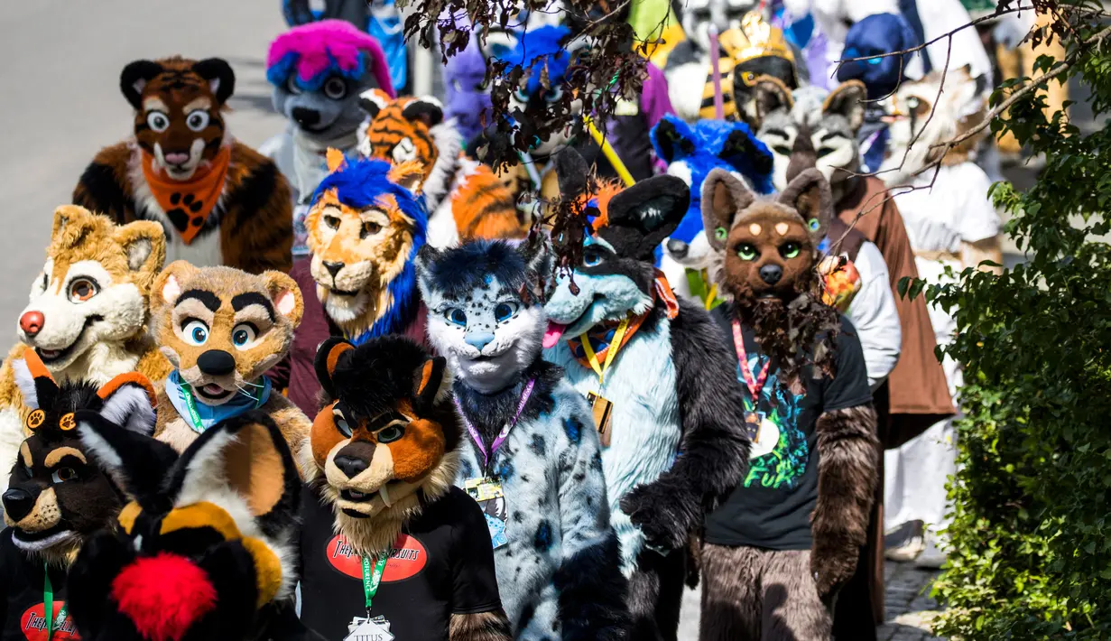 Peserta mengenakan kostum binatang turun ke jalan saat parade konvensi Eurofurence di Berlin, Jerman (17/8). Sekitar 2700 delegasi dari berbagai negara ikut berpartisipasi dalam acara tersebut. (AFP Photo/Ganjil Andersen)