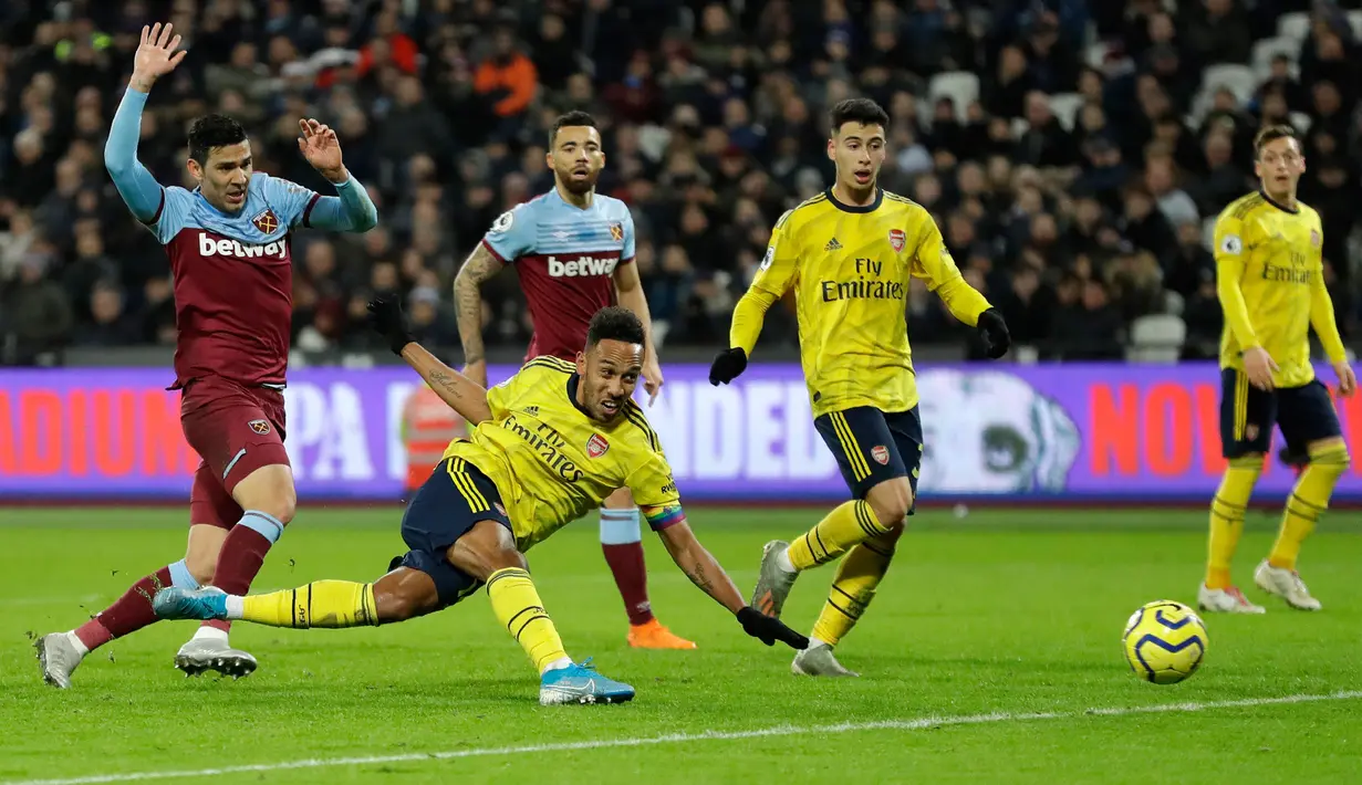 Pemain Arsenal Pierre-Emerick Aubameyang (kedua kiri) mencetak gol ke gawang West Ham United saat bertanding pada laga Liga Inggris di London Stadium, London, Inggris, Senin (9/12/2019). Arsenal menang 3-1. (AP Photo/Kirsty Wigglesworth)