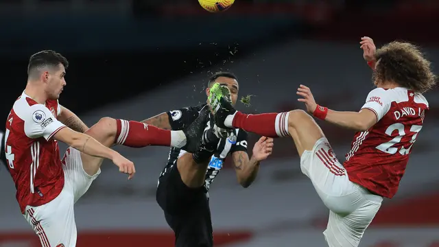 FOTO: Nafsu Menjegal Lawan di Pertandingan