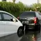 Para pemilik mengevakuasi kendaraan mereka menggunakan truk derek untuk dibawa ke bengkel.