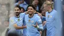 Pemain Manchester City merayakan gol yang dicetak oleh Omar Marmoush (tengah) dalam laga lanjutan Liga Inggris 2024/2025 melawan Newcastle di Etihad Stadium, Manchester, Inggris, Sabtu (15/02/2025) waktu setempat. (AP Photo/PA/Martin Rickett)