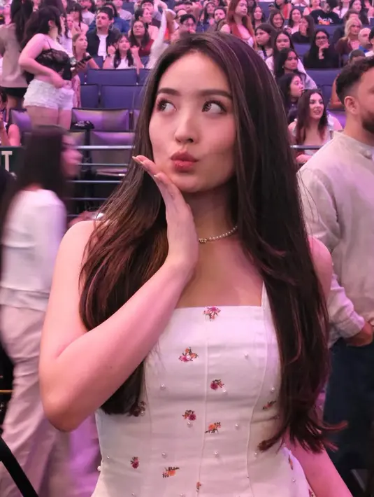 Wajahnya dipulas dengan flawless bernuansa kecoklatan dari blush on hingga lipstiknya. Rambut panjangnya dibiarkan terurai dengan poni belah dua. [@natashawilona12]