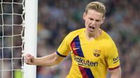 Frenkie de Jong merupakan pemain asal Belanda yang saat ini merumput bersama Barcelona. Pada awal tahun 2021 nilai banderolnya sebesar 70 juta euro, namun saat ini harganya menjadi 90 juta euro. (Foto: AFP/Cristina Quicler)
