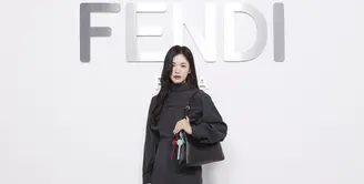 Aktris asal Korea Selatan itu menunjukkan pesona elegan khas wanita karier dengan ansambel serba hitam.
