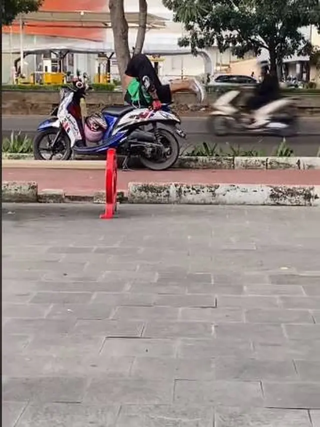 Viral Aksi Ojol Tunggu Orderan Ini Malah Atraksi di Atas Motor
