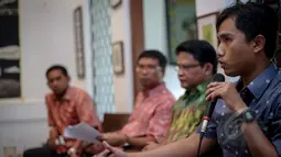Peneliti ILR Refki Saputra (kanan) berbicara saat diskusi terkait Putusan Mahkamah Konstitusi di Jakarta, Jumat (8/5/2015). Diskusi membahas tentang Wajah Baru Praperadilan Pasca Putusan Mahkamah Konstitusi. (Liputan6.com/Faizal Fanani)