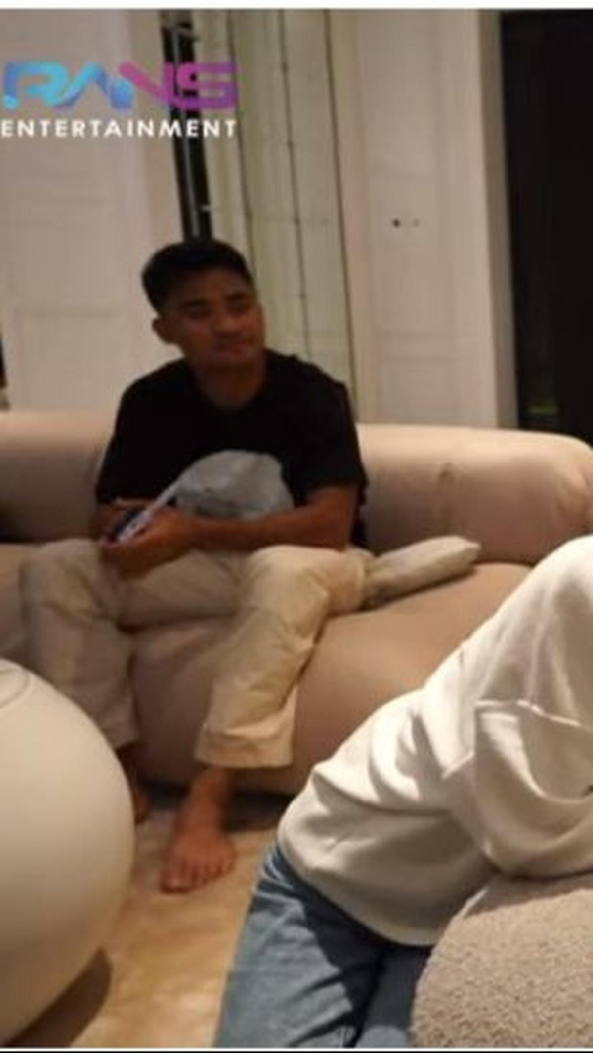 Asnawi terlihat tidak banyak interaksi. Ketika Azizah dan Arhan foto-foto dengan Rayyanza, Asnawi hanya duduk di sofa.&nbsp;