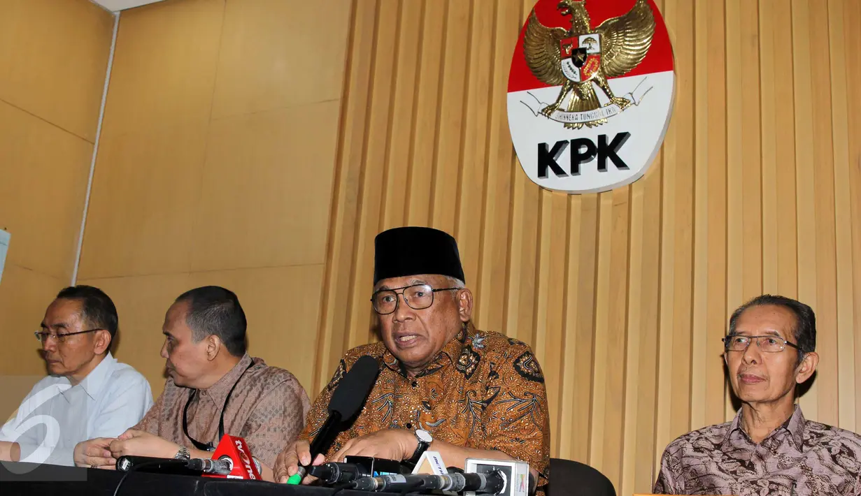 KPK menggelar konferensi pers terkait tuduhan Suryadharma Ali yang menuduh KPK telah menista Islam sebagai agama karena membatasi tahanan melaksanakan ibadah shalat, Jakarta, Selasa (23/6/2015). (Liputan6.com/Helmi Afandi)