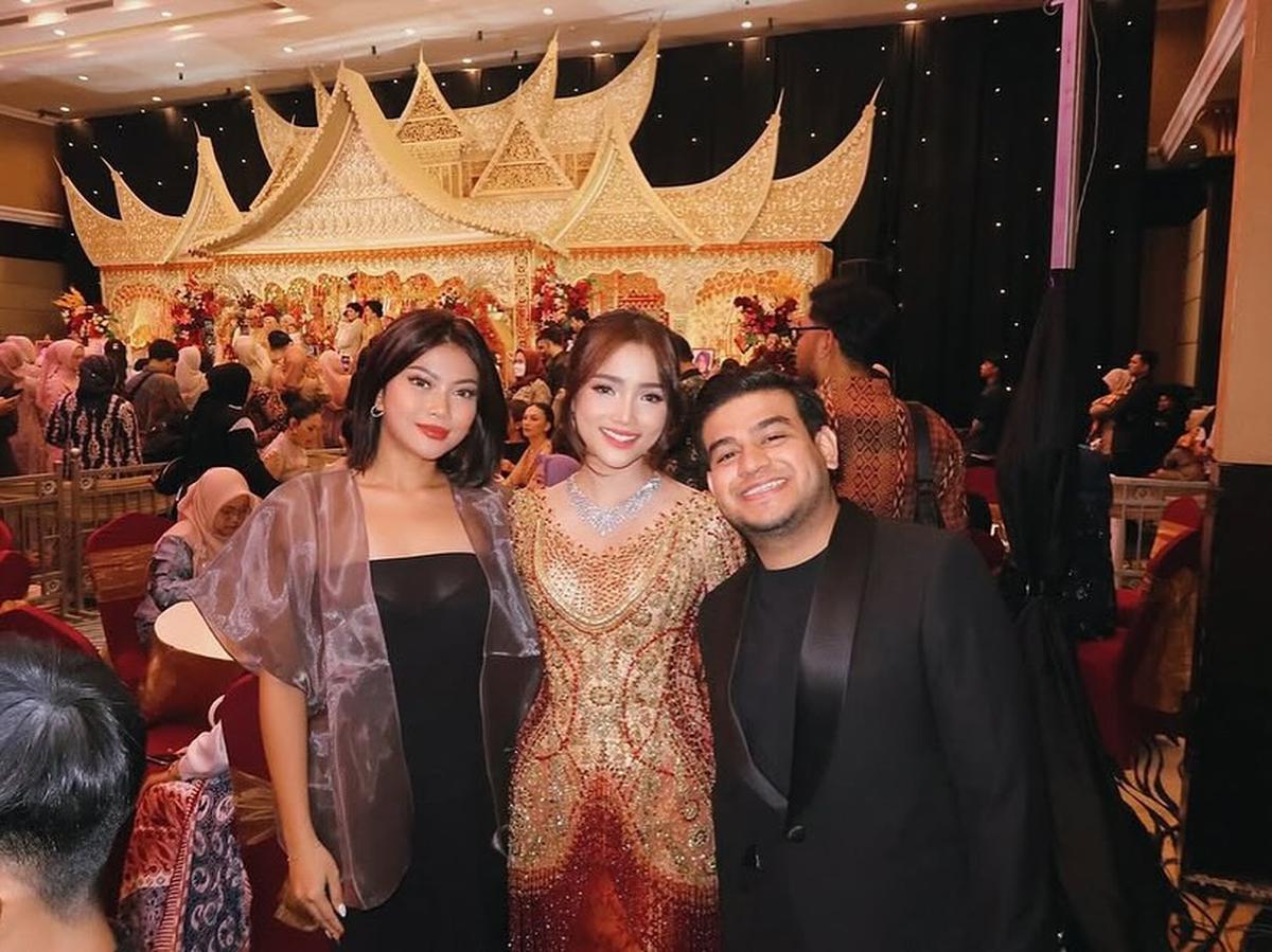 Potret Fuji di Resepsi Pernikahan Frans Faisal dan Indah, Tampil Menawan dengan Kebaya Modern Bernuansa Gold