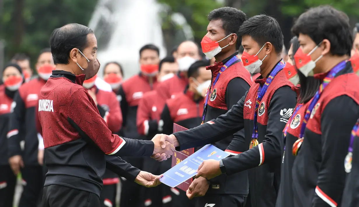 <p>Presiden Joko Widodo (kiri) berjabat tangan atlet saat upacara penyerahan bonus atlet SEA Games ke-31 Vietnam di Halaman Istana Merdeka, Jakarta, Senin (13/6/2022). Presiden menyerahkan total bonus kepada seluruh atlet sebesar Rp130,5 Miliar sementara untuk pelatih dan asisten pelatih sebesar Rp32 Miliar. (FOTO: Lukas - Biro Pers Sekretariat Presiden)</p>