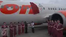 Ketua Gerakan Pemuda Ansor Nusron Wahid (kiri) dan Direktur Umum Lion Air Edwar Sirait (kedua kiri) meresmikan logo GP Ansor yang terpasang di badan pesawat di Terminal 1 Bandar Udara Soekarno Hatta, Tangerang, Selasa (24/11). (Liputan6.com/Angga Yuniar)
