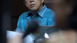 Mantan Dirut PT Quadra Solutions, Anang Sugiana Sudihardjo menyimak keterangan saksi pada sidang lanjutan dugaan korupsi pengadaan E-KTP di Pengadlian Tipikor, Jakarta, Kamis (5/4). Sidang mendengar keterangan saksi. (Liputan6.com/Helmi Fithriansyah)