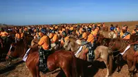 Ribuan pengunjung yang merupakan warga lokal maupun wisatawan domestik dan mancanegara merayakan parade 1001 kuda sandelwood di Kabupaten Sumba Timur, Nusa Tenggara Timur (NTT), Kamis (12/7/2018).