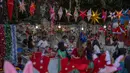 Orang-orang berbelanja suvenir Natal dari pedagang pinggir jalan di Mumbai, India, Selasa (20/12/2022). Jelang puncak perayaan Natal, warga Mumbai mulai ramai berburu ornamen dan aksesoris Natal untuk menyambut dan memeriahkan perayaan untuk umat kristiani tersebut. (AP Photo/Rafiq Maqbool)