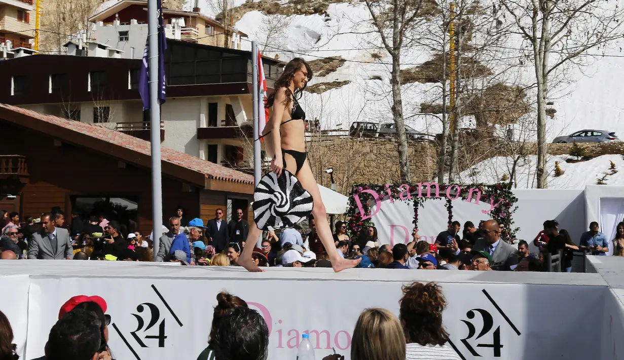 Model berjalan membawakan koleksi lingerie dalam peragaan busana bagian dari Festival Ski dan Mode di resor ski Faraya, dekat Beirut, Lebanon, Minggu (4/3). Pemandangan pegunungan bersalju menjadi latar belakang fashion show itu. (ANWAR AMRO/AFP)