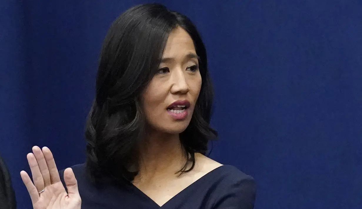 Michelle Wu mengangkat tangannya saat dilantik sebagai Wali Kota Boston dalam upacara, di Balai Kota Boston, Selasa (16/11/2021). Michelle Wu juga merupakan orang kulit berwarna pertama sepanjang sejarah, yang berhasil terpilih dalam Pemilihan Wali Kota Boston. (AP Photo/Charles Krupa)