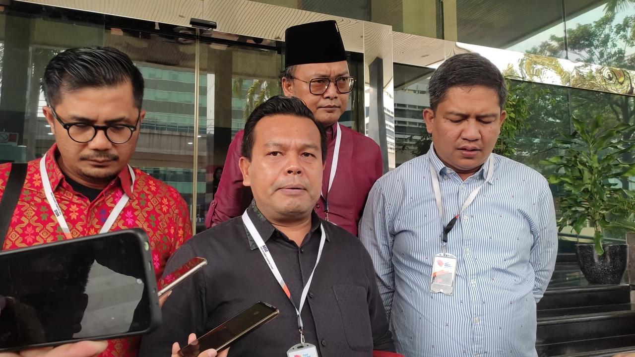 Kuasa Hukum Hasto Laporkan Penyidik KPK: Soroti Dugaan Pelanggaran Etik dan Penyitaan Buku Rahasia Partai