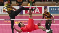 Pemain Tim Sepak Takraw Indonesia, Rusdi menendang bola ke arah Tim Sepak Takraw Malaysia pada laga final nomor ganda putra perorangan sepak takraw SEA Games 2023 di Olympic Stadium, Phnom Penh, Kamboja, Senin (15/05/2023). Indonesia berhasil menang dengan skor skor 14-21, 21-16, dan 21-13. (AP Photo/Tatan Syuflana)