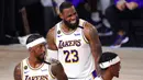 Pebasket Los Angeles Lakers, LeBron James, tertawa saat melawan Miami Heat Pada gim keenam final NBA di  AdvenHealth Arena, Senin (12/10/2020). Lakers menang dengan skor 106-93. (AP Photo/Mark J. Terrill)