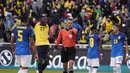 Di babak kedua pada menit ke-56, wasit memberi Ekuador hadiah penalti setelah Raphinha dianggap melakukan pelanggaran terhadap Pervis Estupinan. (AP/Pool/Santiago Arcos)