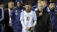 Kapten Argentina, Lionel Messi, tampak kecewa usai gagal mengalahkan Venezuela pada laga kualifikasi Piala Dunia 2018 di Stadion Monumental Antonio Vespucio Liberti, Rabu (6/9/2017). Argentina ditahan imbang 1-1 oleh Venezuela. (AP/Victor R. Caivano)