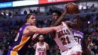 Forward Chicago Bulls, Jimmy Butler (kanan), berusaha melewati pemain Los Angeles Lakers, Timofey Mozgov, pada laga lanjutan NBA di United Center, Rabu (30/11/2016) waktu setempat. (Reuters/Mike DiNovo-USA TODAY Sports)