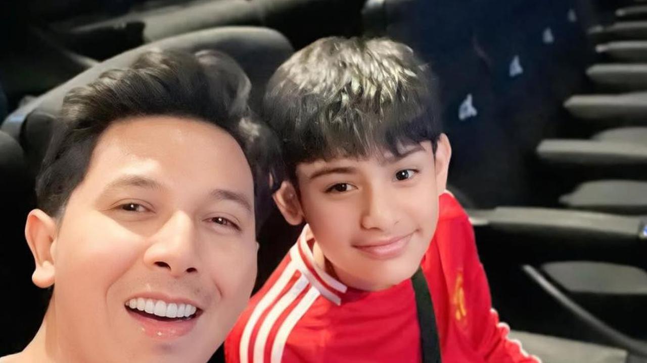 5 Potret Sonny Septian dan Faaz Habiskan Quality Time bersama dengan Jersey Serasi