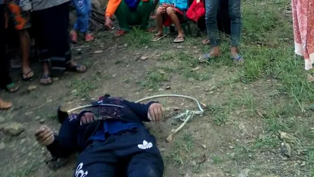 Warga menurunkan jenazah seorang warga Karangbawang, Ajibarang, Banyumas yang bunuh diri dengan cara gantung diri. (Liputan6.com/Tagana Banyumas/Muhamad Ridlo)