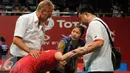 Pebulutangkis tunggal putri Indonesia, Lindaweni Fanetri (kedua kanan) menghampiri Ratchanok Intanon(Thailand) jelang dievakuasi keluar lapanganTotal BWF Championships 2015 di Jakarta, Kamis (13/8/2015). (Liputan6.com/Helmi Fithriansyah)