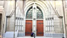Pekerja membersihkan besi pembatas di gerbang Gereja Katedral, Jakarta, Selasa (19/12). Jelang Hari Natal, persiapan seperti perawatan interior-eksterior serta pemasangan dekorasi mulai dilakukan pihak gereja. (Liputan6.com/Immanuel Antonius)