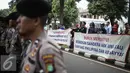 Para pengunjuk rasa membentangkan spanduk dijalan saat melakukan orasi di depan Kedutaan Besar Filipina, Jakarta, Kamis (14/7). Dalam aksinya mereka menuntut agar ABK WNI yang disandera di Filipina dibebaskan. (Liputan6.com/Faizal Fanani)